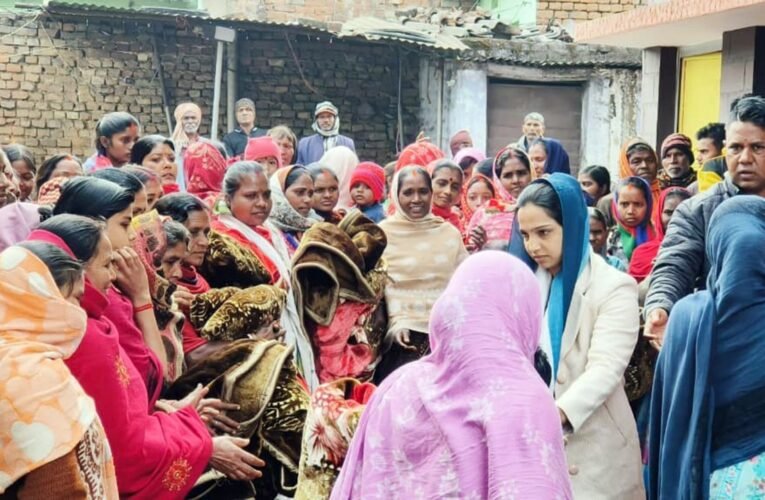 जिप सदस्य व मजदूर नेता ने जरूरतमंदों के बीच बांटे कंबल