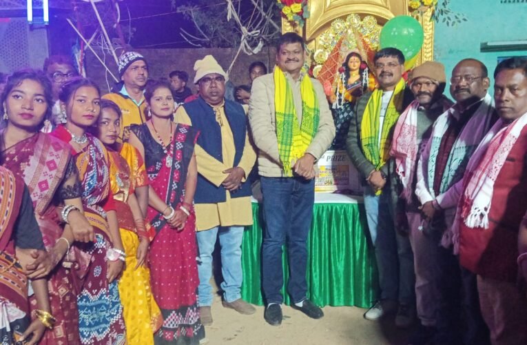 टुसु मेला में नृत्य मंडली को राजकुमार सिंह ने किया सम्मानित