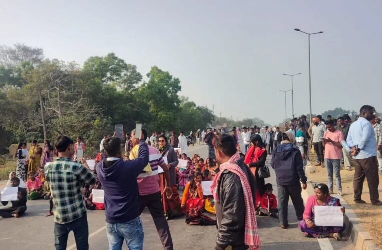 गालूडीह हत्याकांड के विरोध में NH-18 जाम, ग्रामीणों ने पुतरु के पास सड़क रोकी; पांचवें दिन भी नहीं हुआ अंतिम संस्कार