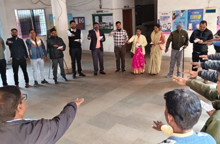 मतदाता दिवस के अवसर पर प्रखंड परिसर में शपथ ग्रहण कार्यक्रम आयोजित
