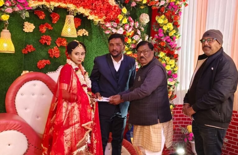 महेशपुर विधायक ने नव दंपत्ति को दी शुभकामनाएं एवं बधाई