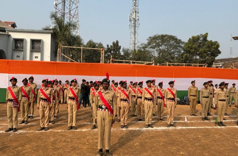 परेड का अंतिम पूर्वाभ्यास का और एसी व डीएसपी ने किया निरीक्षण