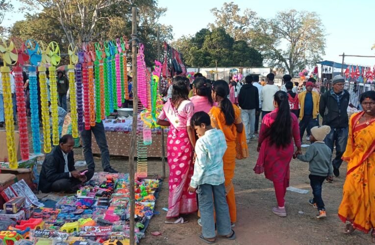 हेसालौंग फुटबॉल मैदान में मेला में उमड़ी ग्रामीणों की भीड़