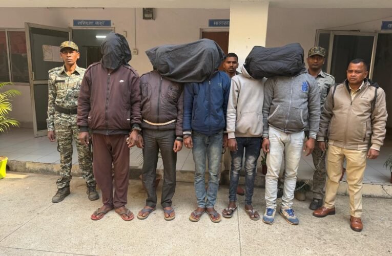 हेडमास्टर को धमकाने एवं बंधक बनाने वाले पांच युवक गिरफ्तार