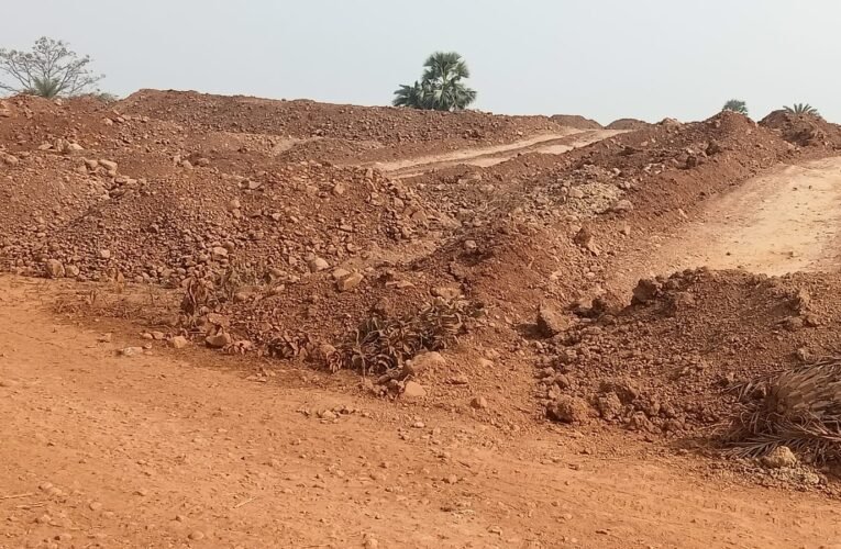 गौचर जमीन में मिट्टी गिराए जाने को लेकर खदान मैनेजर को बनाया बंधक