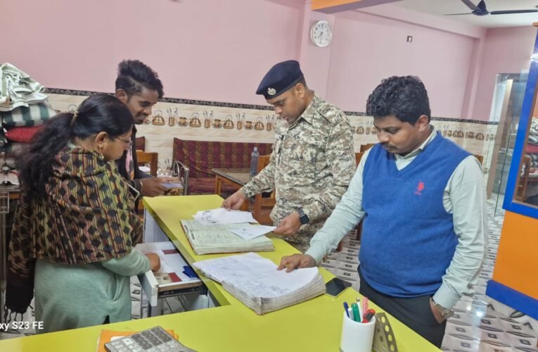 होटल व लॉज में सुरक्षा व्यवस्था का निरीक्षण अंचलाधिकारी व नगर थाना प्रभारी ने संयुक्त रूप से की जांच