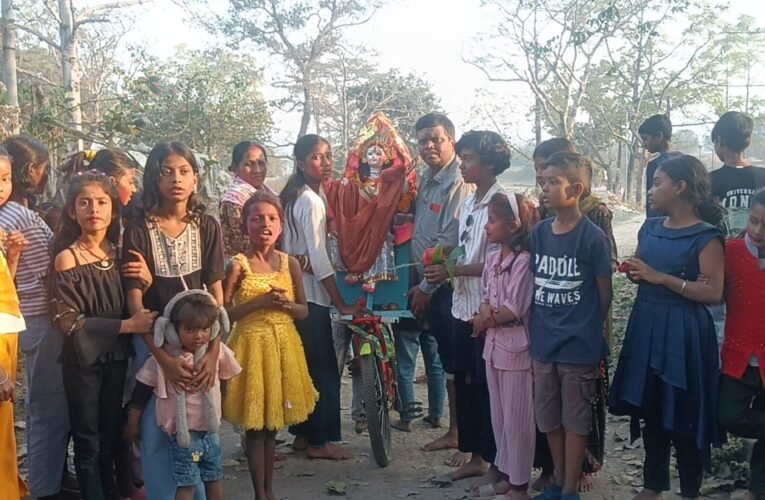 अरगड्डा में स्कूली बच्चों ने मां सरस्वती की प्रतिमा का किया विसर्जन, लगाए जयकारे, मांगा आशीर्वाद, हर्षोउल्लास का रहा वातावरण