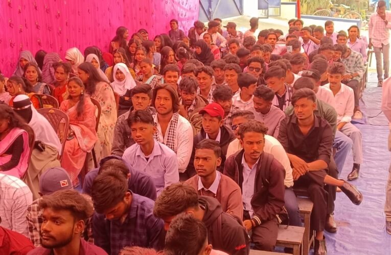 दीक्षांत समारोह को संबोधित करते अतिथि, दीक्षांत समारोह में उपस्थित छात्राएं।