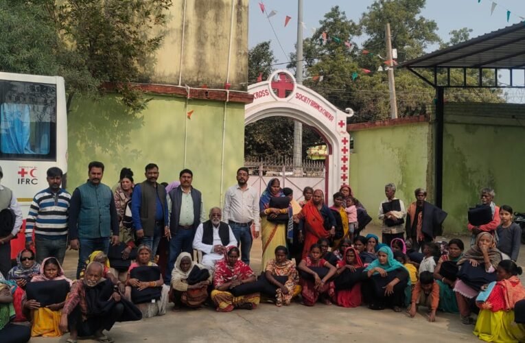 रेड क्रॉस ने जरूरतमंदों के बीच किया कंबल वितरण