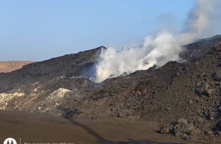 तेतरियाखांड कोलियरी के कोयला स्टॉकयार्ड में लगी भयावह आग, समय रहते नहीं बुझाया तो विस्थापित परिवारों के लिए गंभीर खतरा