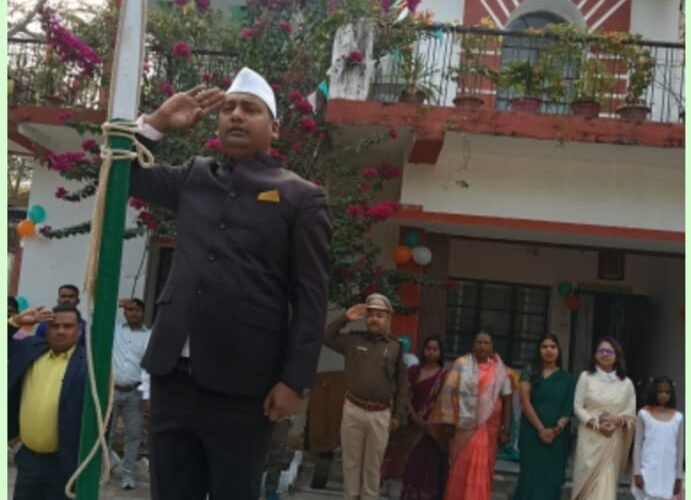 रंका अनुमंडल मुख्यालय में गणतंत्र दिवस के अवसर पर शान से लहराया झंडा तिरंगा