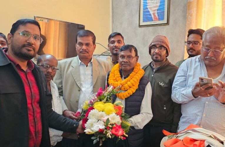 राजस्व कर्मचारी महावीर प्रसाद को सेवानिवृत्ति होने पर दी विदाई