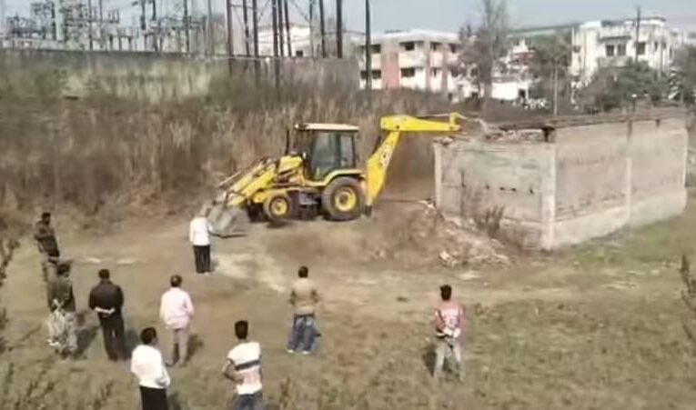 अंचल अधिकारी के सख्त तेवर से कांपे अतिक्रमणकारी, शनिवार को जेसीबी कार्रवाई से मनिका में मचा हड़कंप