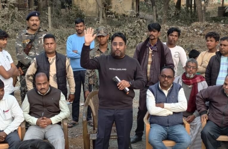 तनवीर आलम ने सुनी ग्रामीणों की समस्या, मनरेगा व एसआईआर को लेकर किया जागरूक