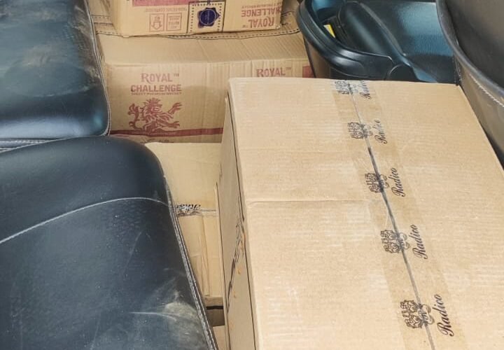 चंदवा पुलिस ने की बड़ी कार्रवाई ,अवैध शराब की 30 पेटी इनोवा गाड़ी से पड़ा