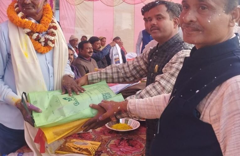 विद्यालय परिवार ने शिक्षक मोहन यादव को भावभीनी विदाई दी गई