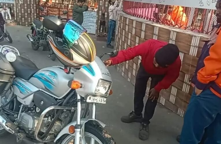 तेज रफ्तार कार ने बाइक सवार मजदूर को मारी टक्कर, चालक फरार।